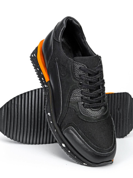 Siyah rengi, nefes alabilen file yapısı ve turuncu taban detayı ile bu spor ayakkabı